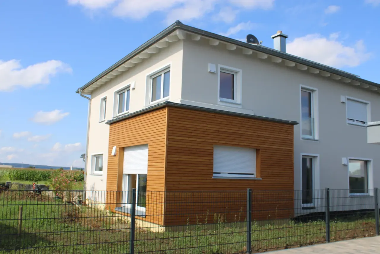 Wohnhaus mit Holzfassade – Bild 1