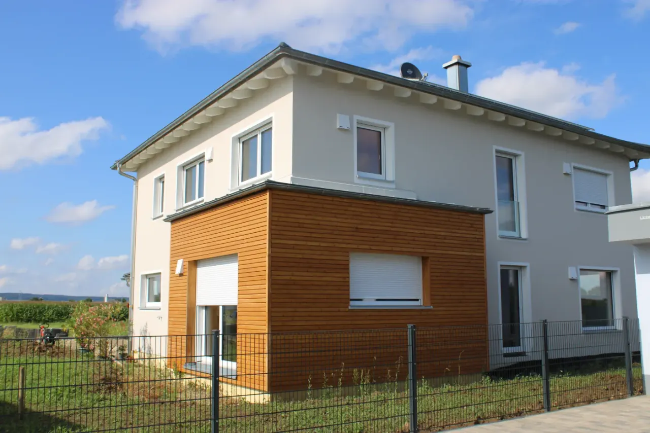 Wohnhaus mit Holzfassade – Bild 2